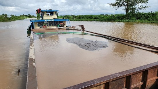 Bắt 6 "cát tặc" cùng sà lan 200 tấn trên kênh Lòng Hồ