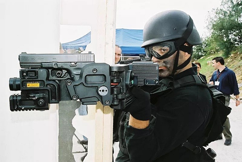 Corner Shot Launcher - Súng bắn qua góc