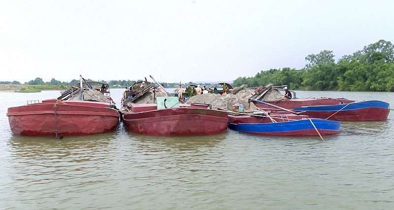 Công an huyện Đức Thọ (Hà Tĩnh) nổ súng trấn áp, bắt giữ 5 sà lan hút cát trái phép trên sông Lam (tháng 7/2022).