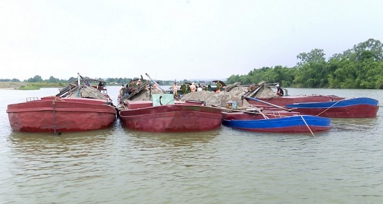 Khai thác khoáng sản tràn lan, cần làm rõ hành vi "bảo kê", dung túng