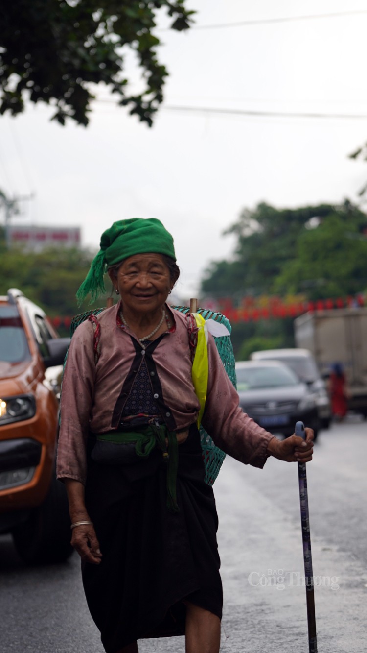 Lễ vinh danh Nghệ thuật Xòe Thái tại Yên Bái: Người dân chen chúc nhận vé tham dự