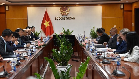 thu truong bo cong thuong do thang hai lam viec voi tro ly bo truong thuong mai hoa ky