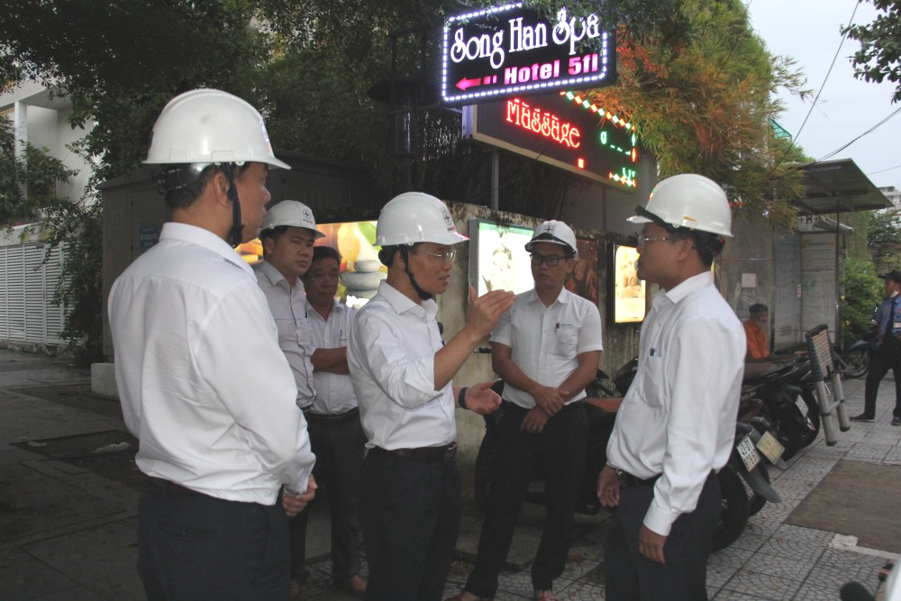 Kiểm tra tình hình cấp điện dư phòng ở Khách sạn Sông Hàn - nơi đóng chân Ban chỉ huy tiền phương ứng phó bão số 4 Kiểm tra tình hình cấp điện dư phòng ở Khách sạn Sông Hàn - nơi đóng chân Ban chỉ huy tiền phương ứng phó bão số 4