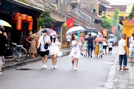 Ứng phó bão Noru: Sơ tán, bảo đảm an toàn cho khách du lịch