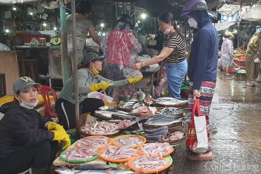 Đà Nẵng: Tiểu thương các chợ đóng quầy chống bão số 4, siêu thị hàng hóa tràn đầy