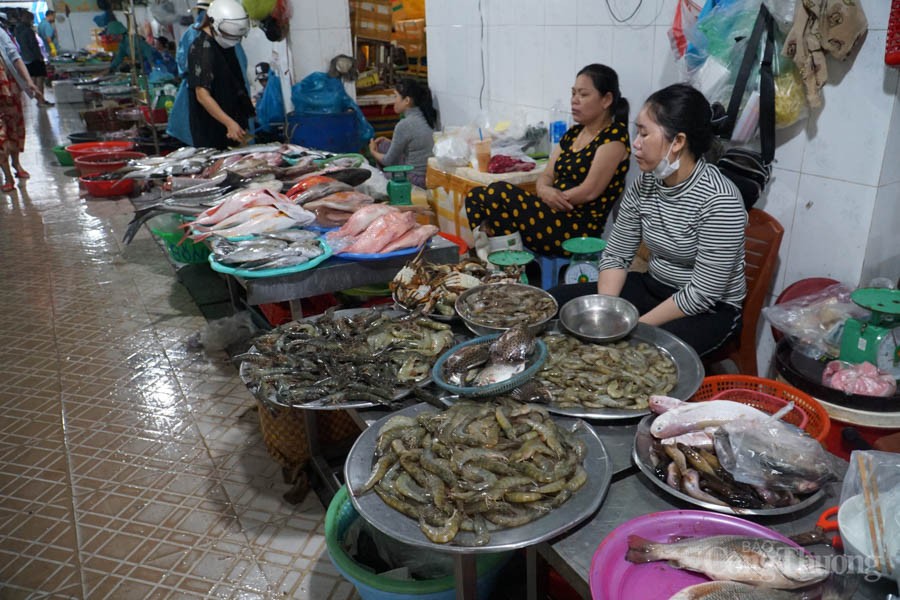 Đà Nẵng: Tiểu thương các chợ đóng quầy chống bão số 4, siêu thị hàng hóa tràn đầy