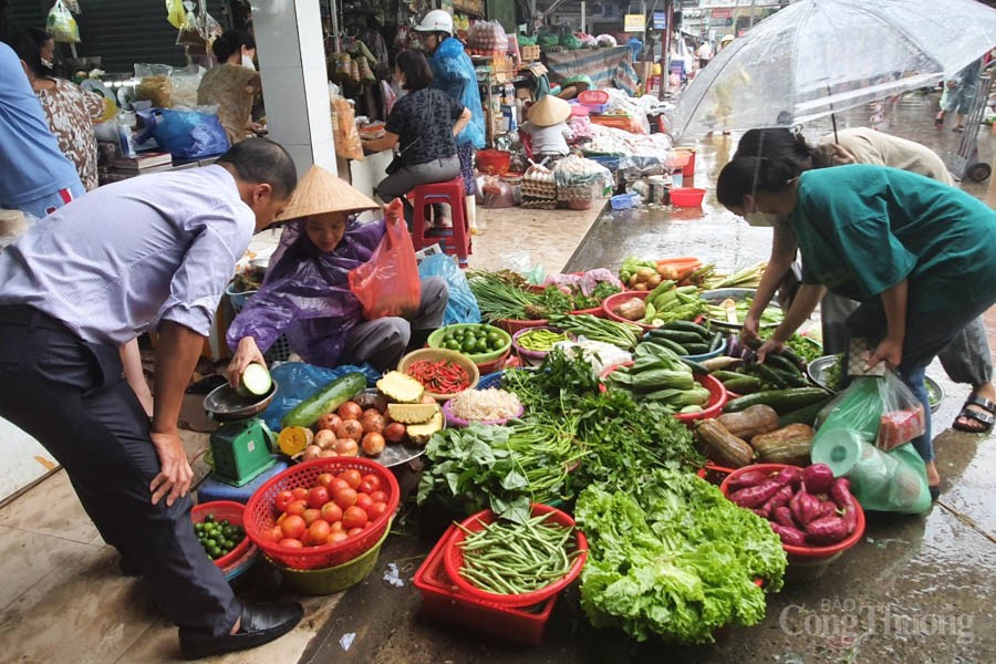 Đà Nẵng: Tiểu thương các chợ đóng quầy chống bão số 4, siêu thị hàng hóa tràn đầy