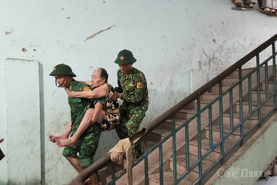 Đà Nẵng: Khẩn trương sơ tán hàng chục nghìn người dân đến nơi trú bão số 4 an toàn Cập nhật bão số 4: Hình ảnh Đà Nẵng gồng mình sơ tán người dân đến nơi trú an toàn