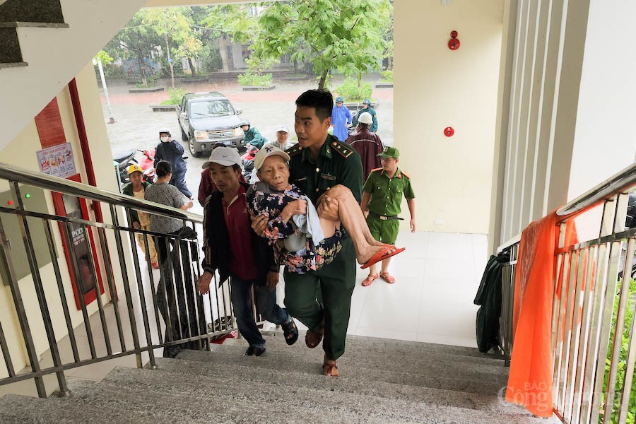Đà Nẵng: Khẩn trương sơ tán hàng chục nghìn người dân đến nơi trú bão số 4 an toàn Cập nhật bão số 4: Hình ảnh Đà Nẵng gồng mình sơ tán người dân đến nơi trú an toàn