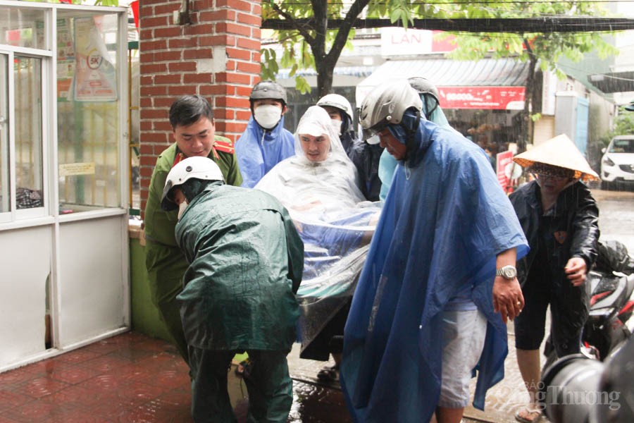 Đà Nẵng: Khẩn trương sơ tán hàng chục nghìn người dân đến nơi trú bão số 4 an toàn Cập nhật bão số 4: Hình ảnh Đà Nẵng gồng mình sơ tán người dân đến nơi trú an toàn