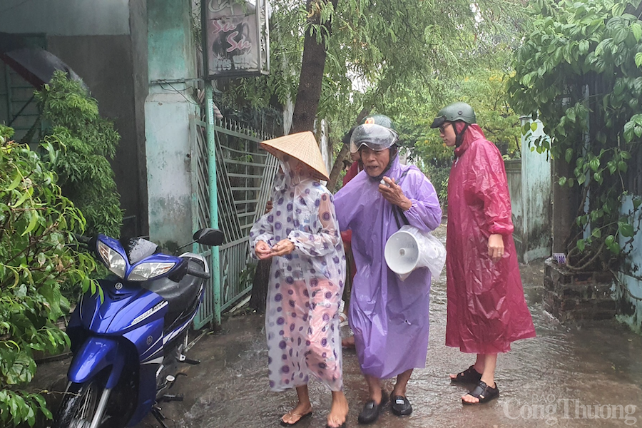 Đà Nẵng: Khẩn trương sơ tán hàng chục nghìn người dân đến nơi trú bão số 4 an toàn Cập nhật bão số 4: Hình ảnh Đà Nẵng gồng mình sơ tán người dân đến nơi trú an toàn