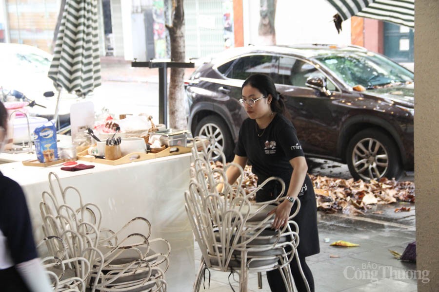 Đà Nẵng: Khẩn trương sơ tán hàng chục nghìn người dân đến nơi trú bão số 4 an toàn Cập nhật bão số 4: Hình ảnh Đà Nẵng gồng mình sơ tán người dân đến nơi trú an toàn