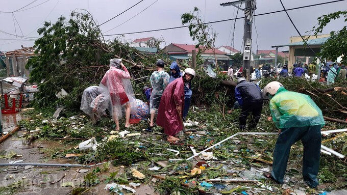 Người dân tìm vàng giúp chủ tiệm sau trận lốc xoáy tại Quảng Trị