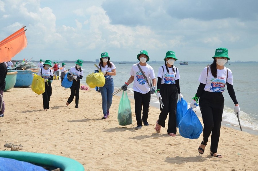 C.P. Việt Nam thu gom rác thải biển bảo vệ môi trường bền vững