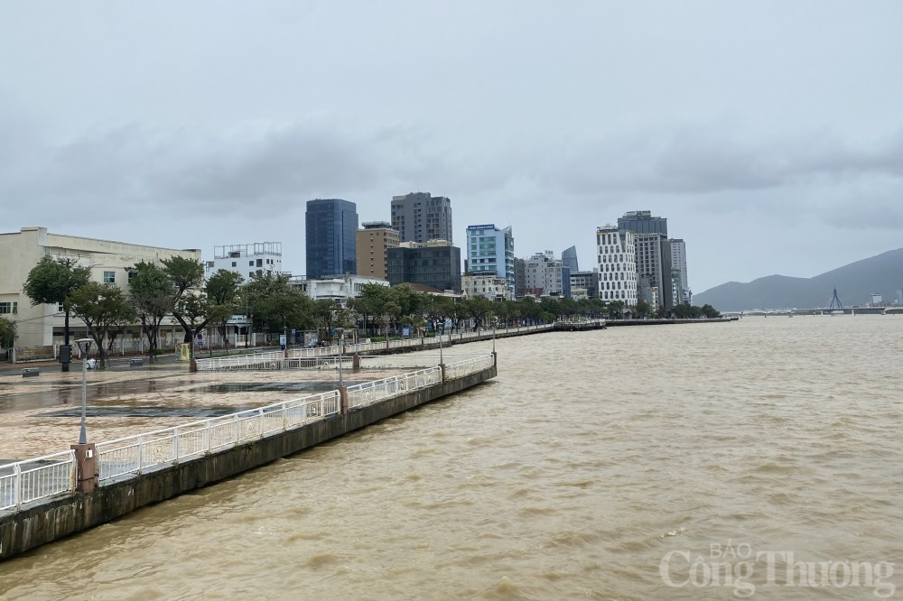 Sau bão số 4: Đà Nẵng ngổn ngang, gió vẫn thổi mạnh