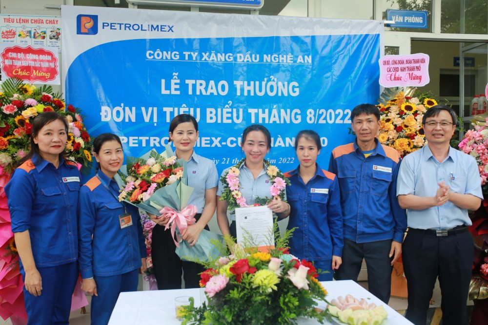 Petrolimex Nghệ An khen thưởng cửa hàng xăng dầu tiêu biểu tháng 8/2022