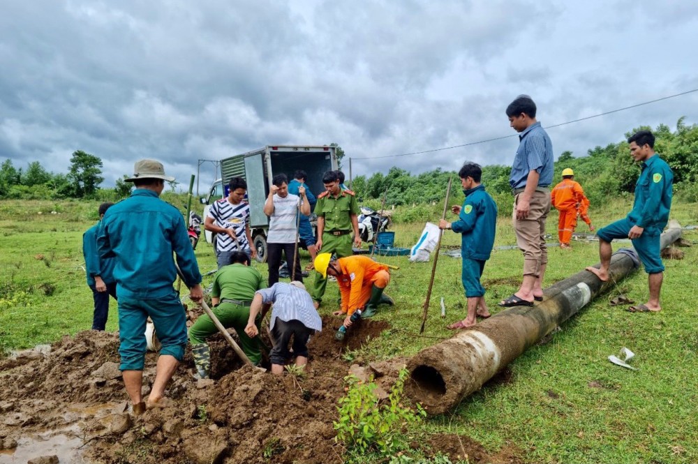 Phó Tổng giám đốc EVNCPC Lê Hoàng Anh Dũng kiểm tra, chỉ đạo xử lý sự cố lưới điện tại khu vực tỉnh Quảng Nam