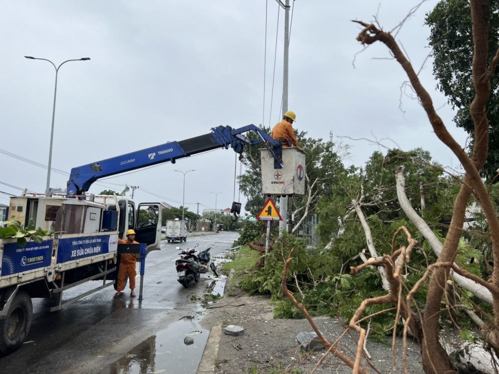 Các đội xung kích triển khai công tác tại hiện trường