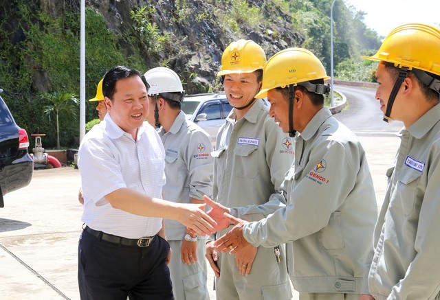 Chủ tịch Ủy ban Quản lý vốn Nhà nước tại doanh nghiệp Nguyễn Hoàng Anh thăm hỏi, động viên các công nhân của Tập đoàn Điện lực Việt Nam