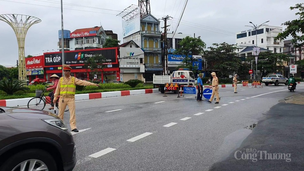 Hà Tĩnh: Nước lũ ngập băng quốc lộ 1A, cấm các phương tiện lưu thông