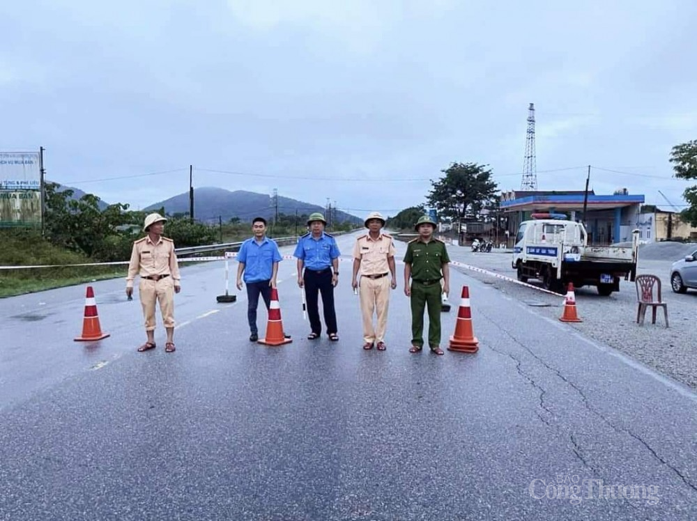 Lực lượng chức năng lập chốt chặn, cấm các phương tiện lưu thông để đảm bảo an toàn