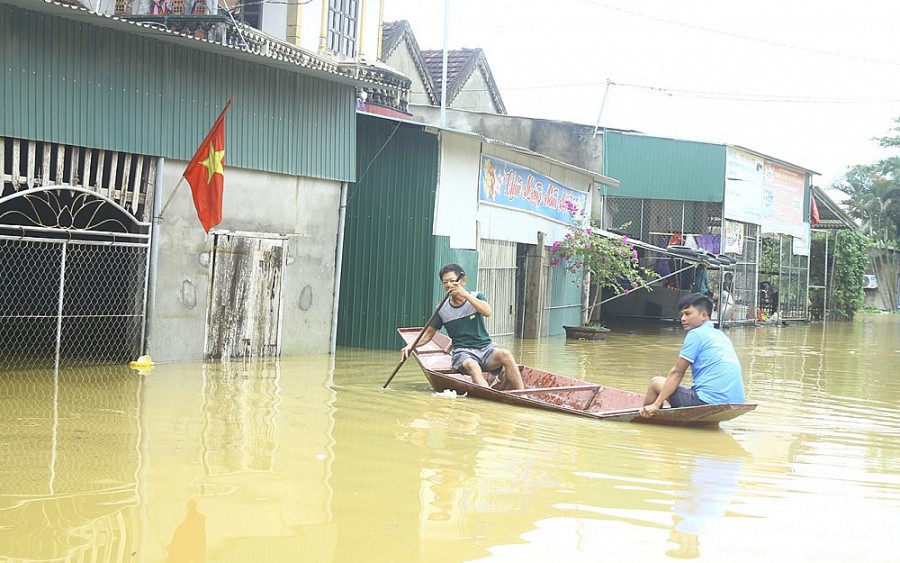 Hàng ngàn nhà dân Nghệ An- Hà Tĩnh bị ngập sau hoàn lưu bão số 4