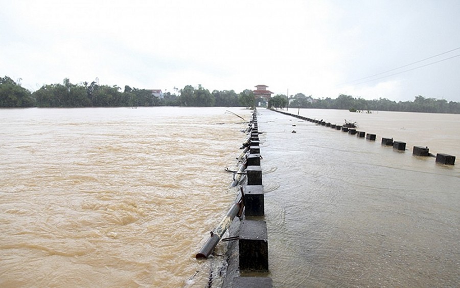 Hàng ngàn nhà dân Nghệ An- Hà Tĩnh bị ngập sau hoàn lưu bão số 4