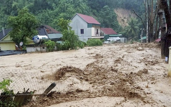 Lũ quét tràn về trong đêm, huyện miền núi Kỳ Sơn nhiều nơi bị cô lập