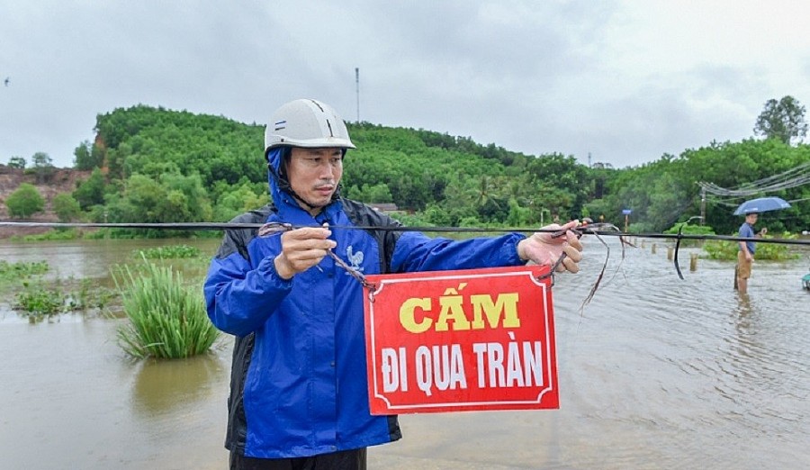 Thanh Hóa: Chồng bất lực nhìn vợ bị lũ cuốn tử vong khi qua tràn