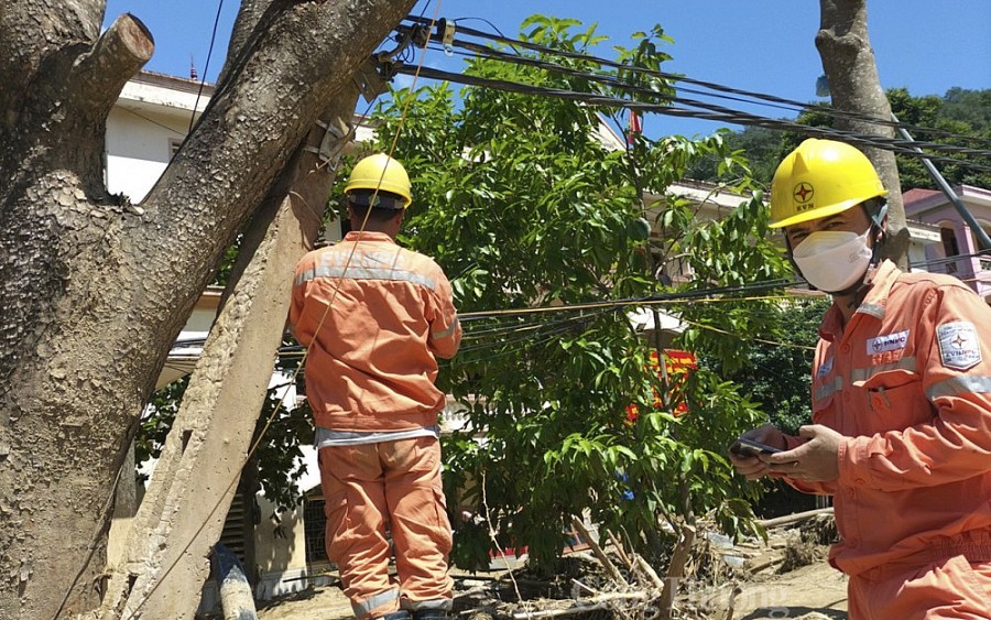 Khẩn trương khắc phục lưới điện cho vùng lũ quét Kỳ Sơn