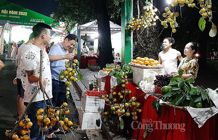 Người tiêu dùng Thủ đô thăm quan mua sắm trái cây, nông sản, hàng hóa tại Lễ hội trái cây thành phố Hà Nội năm 2022