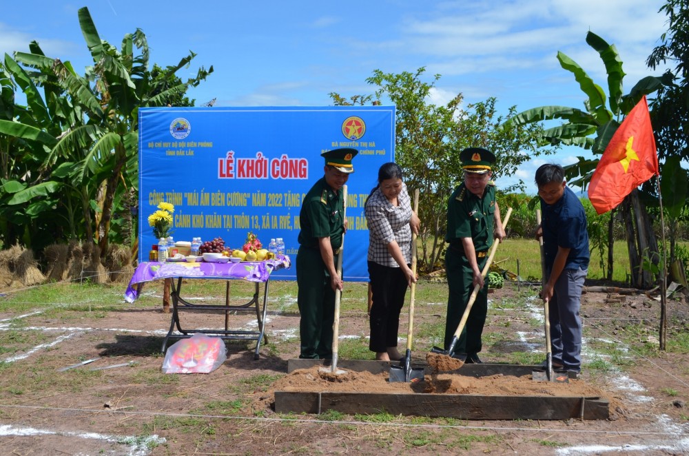 Đại diện các đơn vị tổ chức khởi công nhà Mái ấm biên cương cho bà Nông Thị Bay. Ảnh: N.L