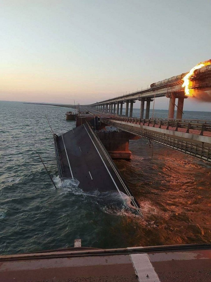 Cầu vượt biển nối Nga và Crimea bị đánh bom
