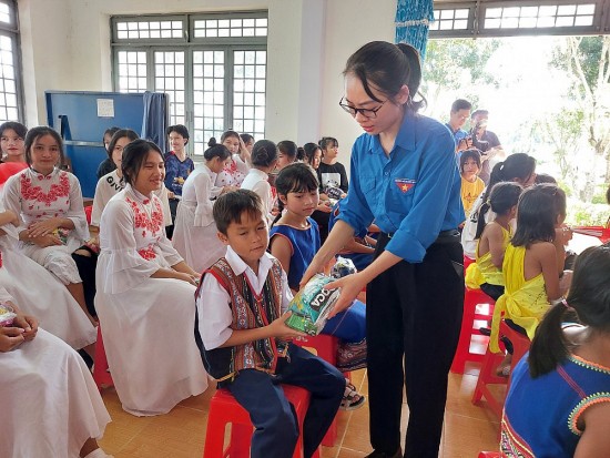 Kon Tum:  “Thắp sáng những ước mơ” cho trẻ em mồ côi, khuyết tật