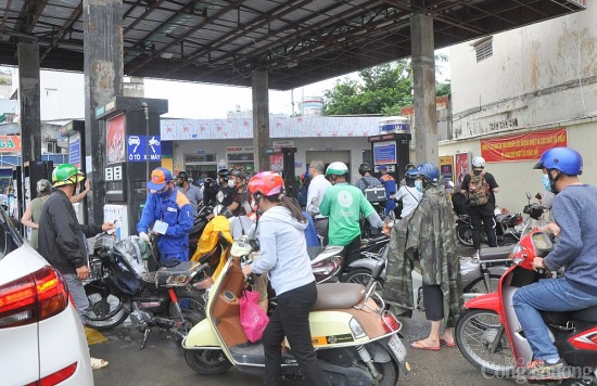 TP. Hồ Chí Minh: Nhiều cửa hàng xăng dầu vẫn treo biển hết xăng, trừ hệ thống của Petrolimex