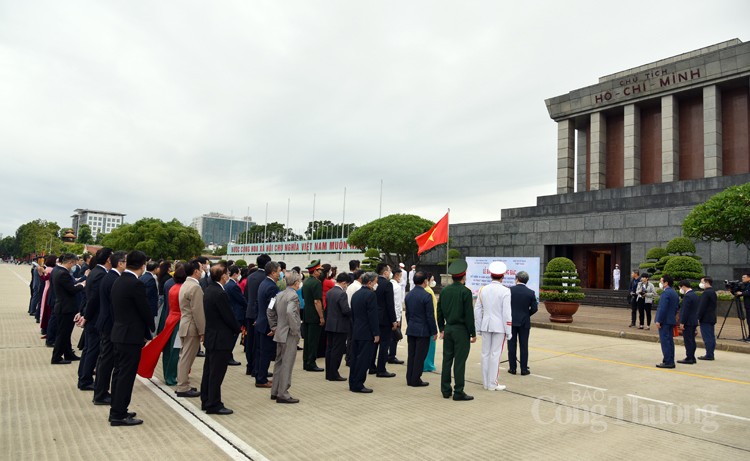 Đoàn đại biểu ngành Xuất bản báo công lên Bác và viếng Lăng Chủ tịch Hồ Chí Minh Đoàn đại biểu ngành Xuất bản báo công lên Bác và viếng Lăng Chủ tịch Hồ Chí Minh