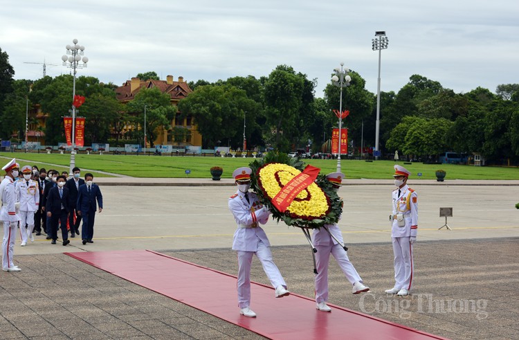 Đoàn đại biểu ngành Xuất bản báo công lên Bác và viếng Lăng Chủ tịch Hồ Chí Minh