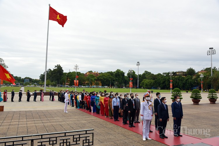 Đoàn đại biểu ngành Xuất bản báo công lên Bác và viếng Lăng Chủ tịch Hồ Chí Minh