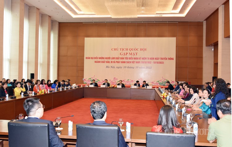 Đoàn đại biểu ngành Xuất bản báo công lên Bác và viếng Lăng Chủ tịch Hồ Chí Minh Đoàn đại biểu ngành Xuất bản báo công lên Bác và viếng Lăng Chủ tịch Hồ Chí Minh