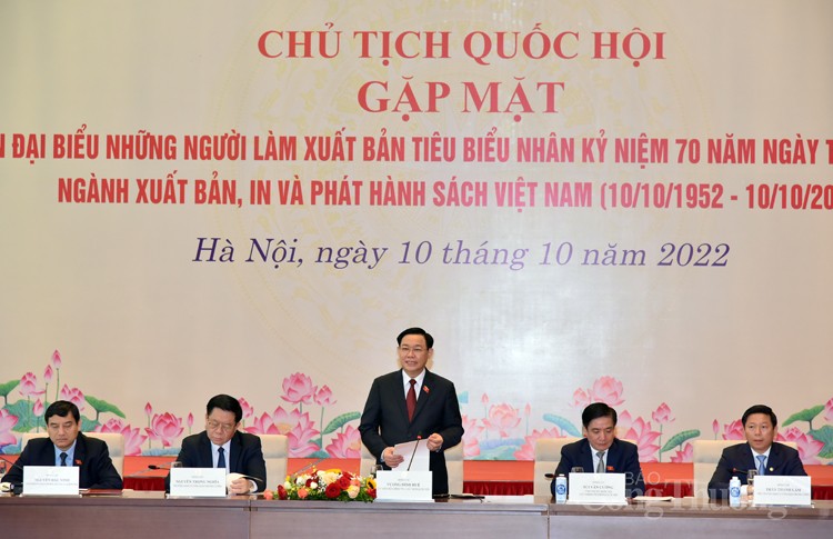 Đoàn đại biểu ngành Xuất bản báo công lên Bác và viếng Lăng Chủ tịch Hồ Chí Minh