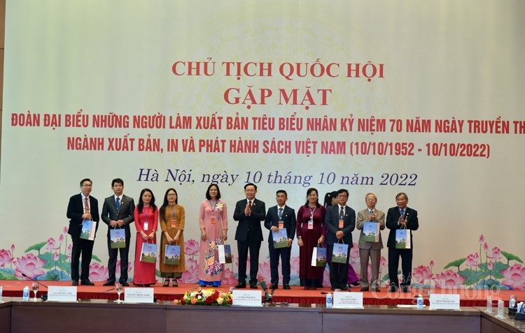 Đoàn đại biểu ngành Xuất bản báo công lên Bác và viếng Lăng Chủ tịch Hồ Chí Minh Đoàn đại biểu ngành Xuất bản báo công lên Bác và viếng Lăng Chủ tịch Hồ Chí Minh