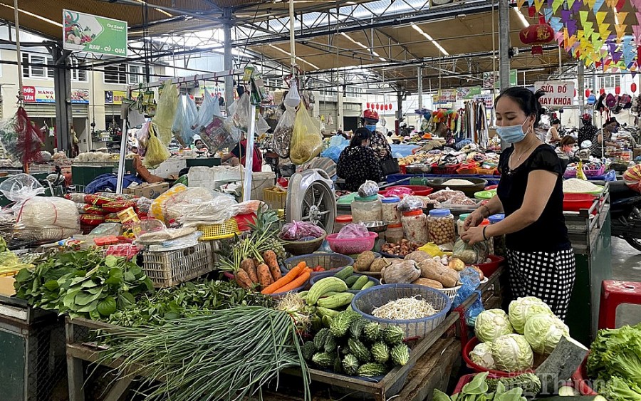 Các tỉnh miền Trung rau xanh tăng giá, đứt hàng do mưa bão