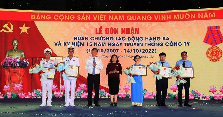 Công ty Tân Cảng - Cái Mép  đón nhận Huân chương lao động hạng Ba