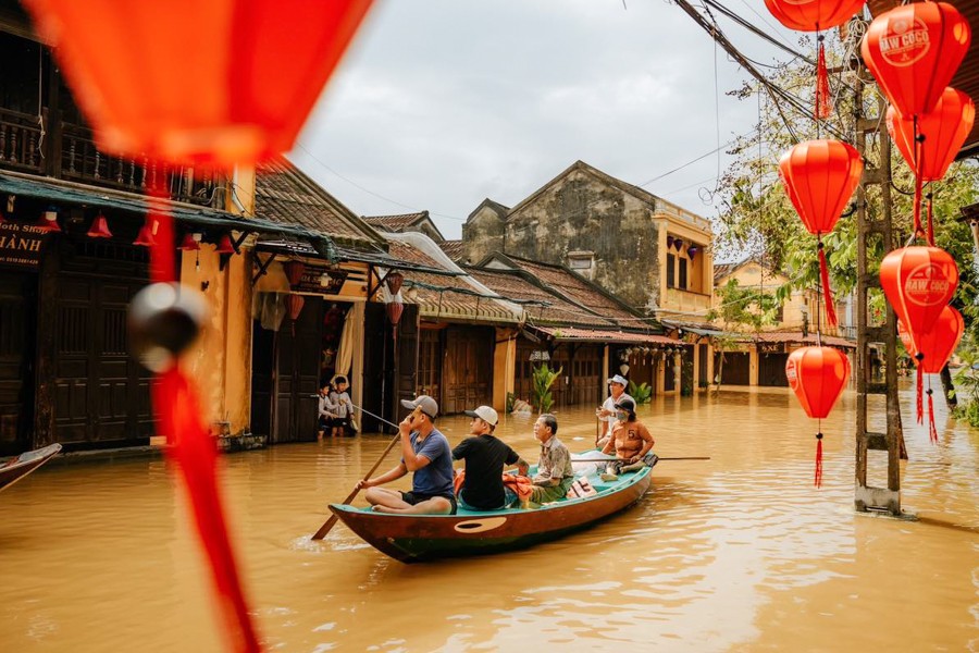 Phố cổ Hội An chìm trong biển nước vì mưa lớn