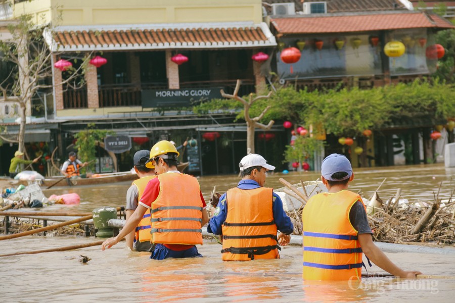 Phố cổ Hội An chìm trong biển nước vì mưa lớn