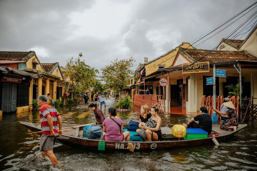 Phố cổ Hội An chìm trong biển nước vì mưa lớn