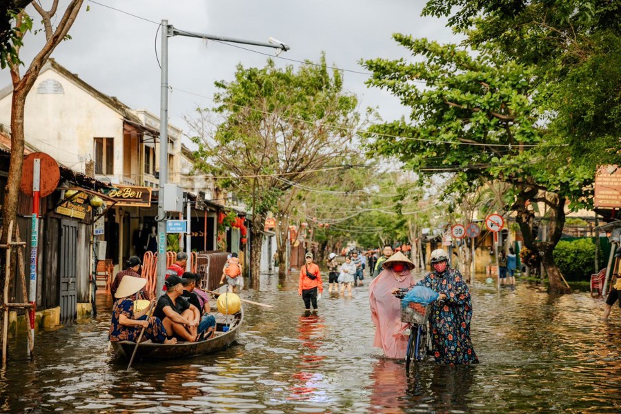 Phố cổ Hội An chìm trong biển nước vì mưa lớn