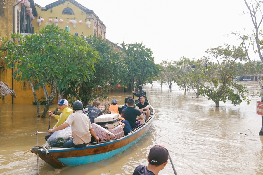 Phố cổ Hội An chìm trong biển nước vì mưa lớn