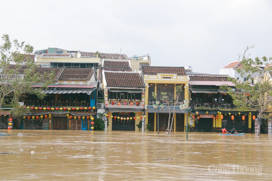 Phố cổ Hội An chìm trong biển nước vì mưa lớn