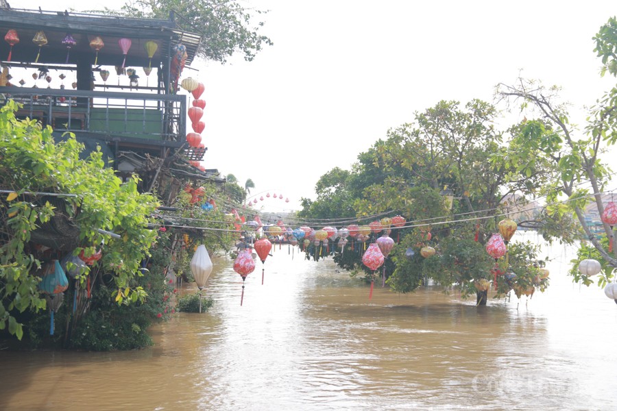 Phố cổ Hội An chìm trong biển nước vì mưa lớn
